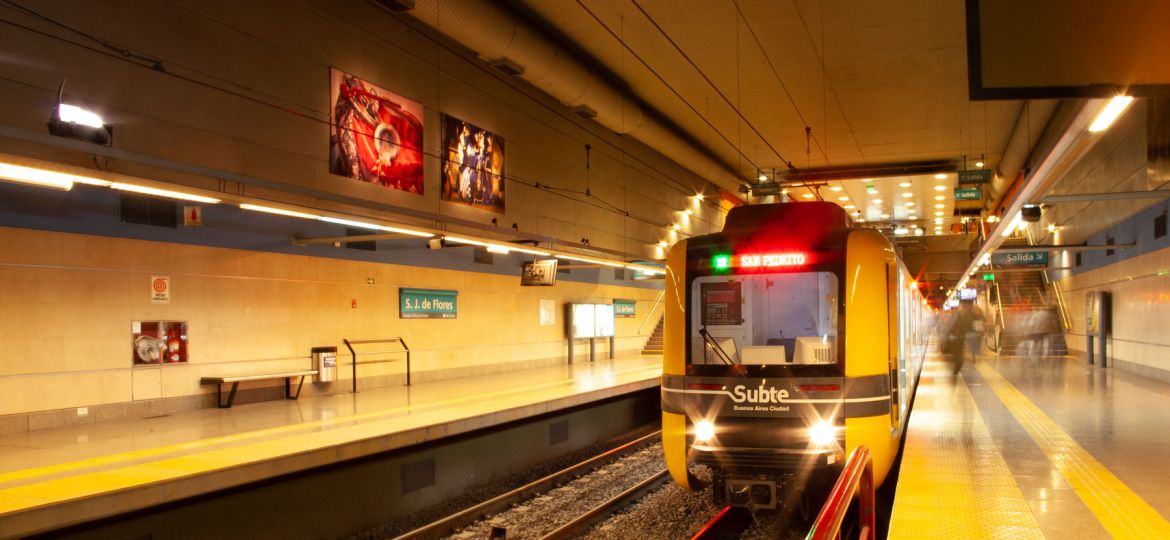 Imagen de tren ingresando a estación