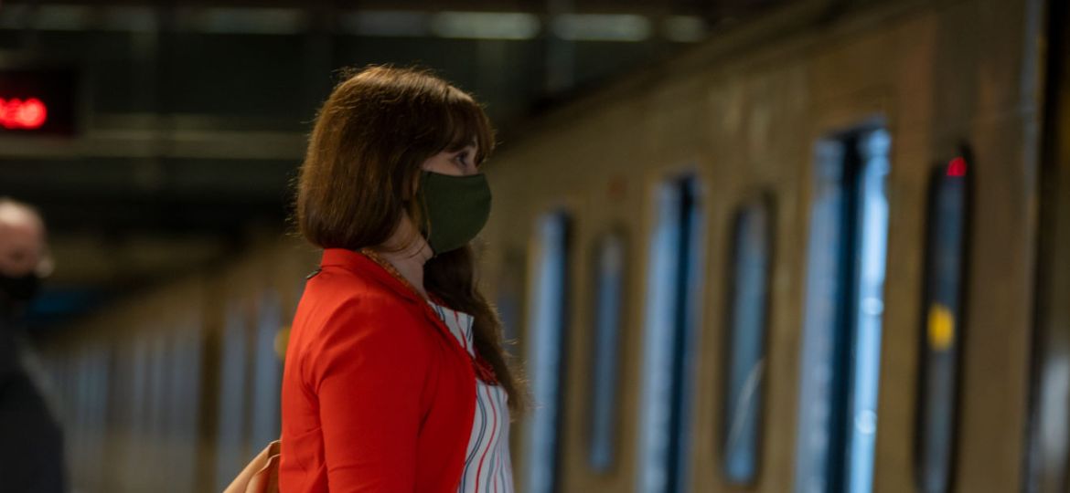 Chica esperando el tren en andén