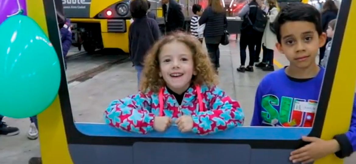 Foto de niños posando en el evento Vacaciones en el Subte