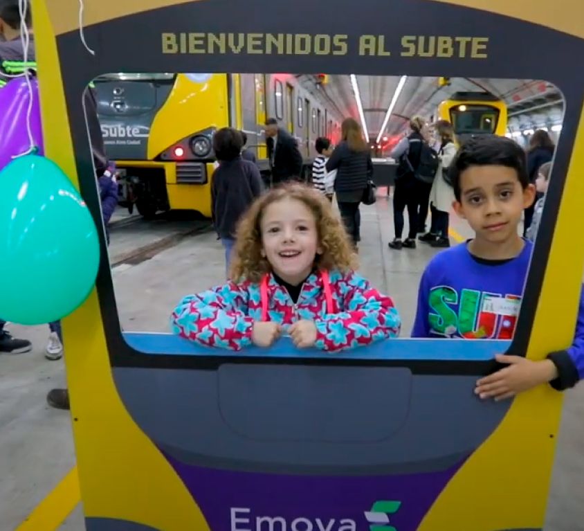 Foto de niños posando en el evento Vacaciones en el Subte