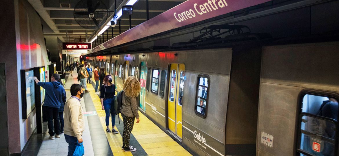 Imagen de tren en estación Correo Central