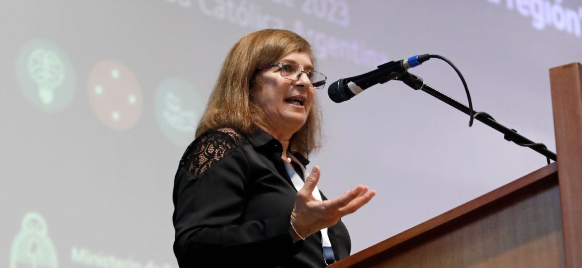 Ester Litovsky exponiendo