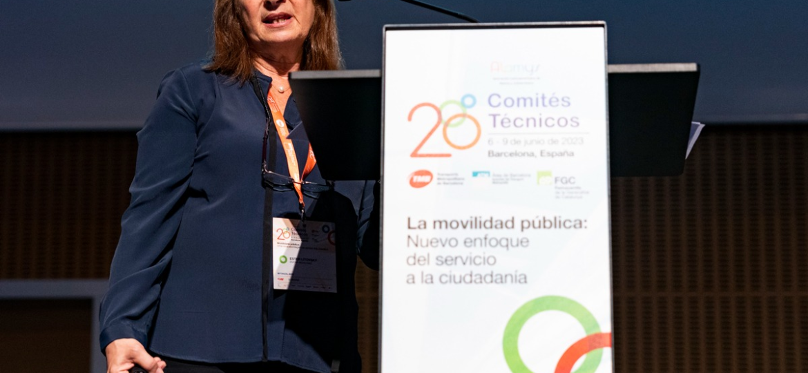 Ester Litovsky exponiendo en Alamys