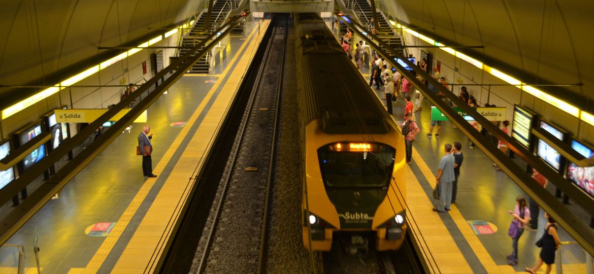 Foto de formación ingresando a la estación