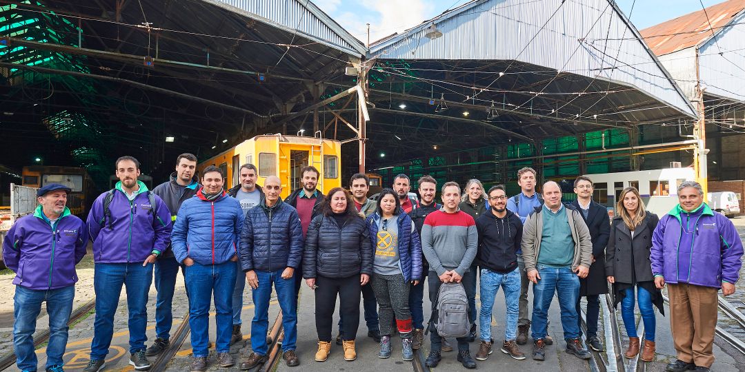 Foto grupal de la visita de empleados al Taller Polvorín