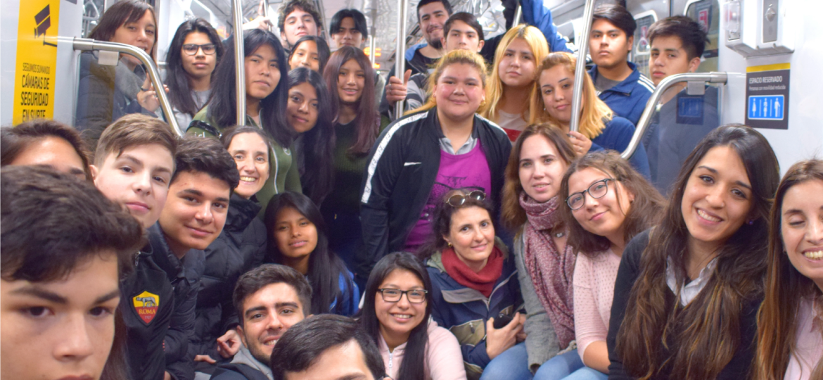 Foto grupal dentro de coche de subte
