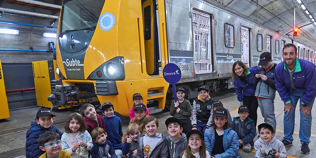 Foto grupal de vacaciones de invierno en el Subte