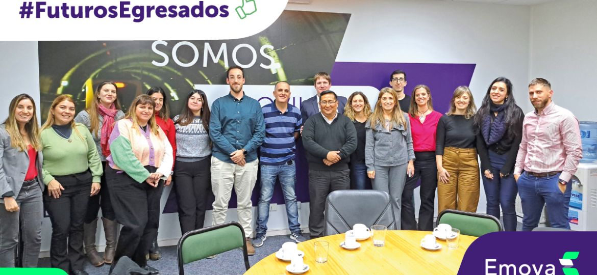 Foto grupal de futuros egresados en oficinas de Emova