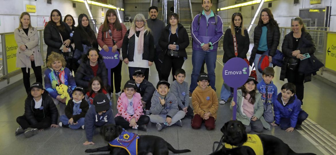 Foto grupal de la Semana de la Niñez en el Subte