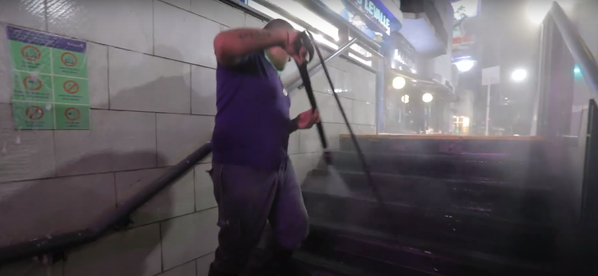 Hombre realizando tareas de limpieza en el subte