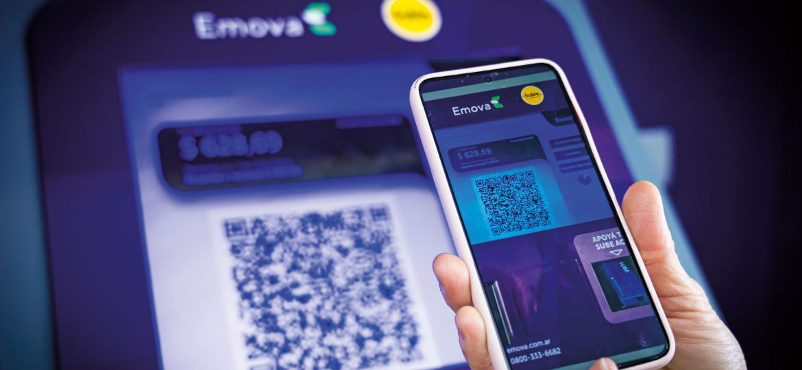 Pantalla de terminal autoservicio con código QR