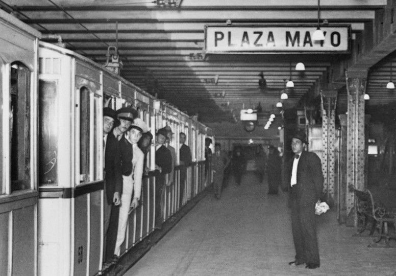 Estación Plaza de Mayo el día de su inauguración el 1° de diciembre de 1913, lo que convirtió al Subte de Buenos Aires en el N° 13 del mundo. 1913. Biblioteca Nacional Mariano Moreno