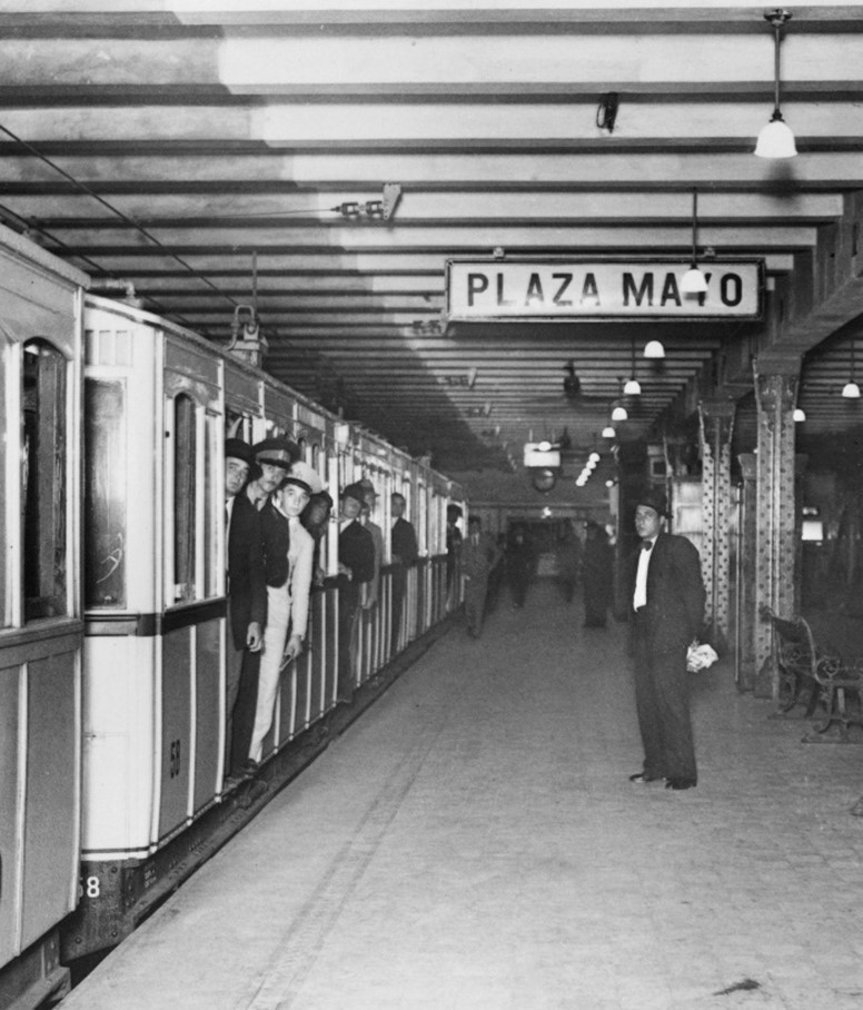 Estación Plaza de Mayo el día de su inauguración el 1° de diciembre de 1913, lo que convirtió al Subte de Buenos Aires en el N° 13 del mundo. 1913. Biblioteca Nacional Mariano Moreno