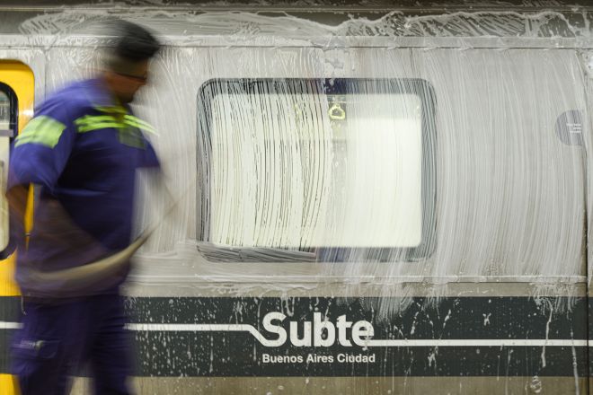 Mario Passera. Limpieza nocturna en Estación San Pedrito, Línea A