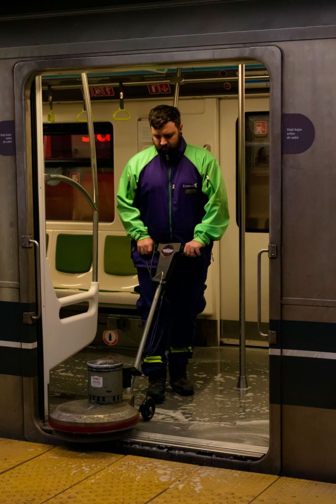 Mirta Rapetti. Limpieza nocturna en Estación San Pedrito, Línea A