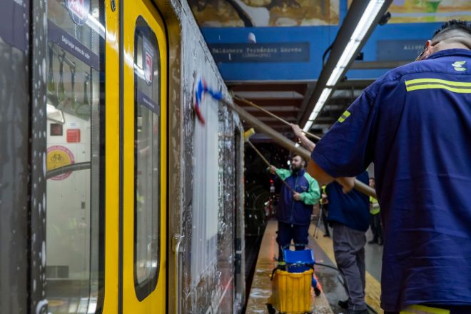 Oscar Vazquez Paz. Limpieza nocturna en Estación San Pedrito, Línea A