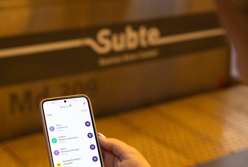 usuaria utilizando la aplicacion de Emova en el Subte