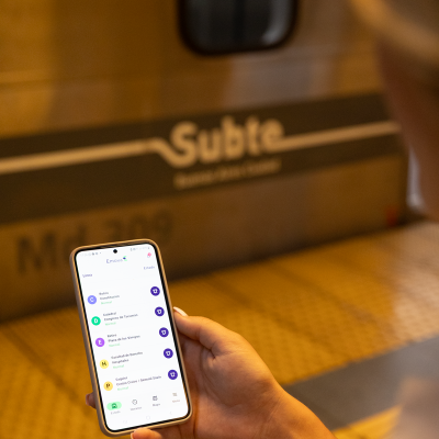 usuaria utilizando la aplicacion de Emova en el Subte