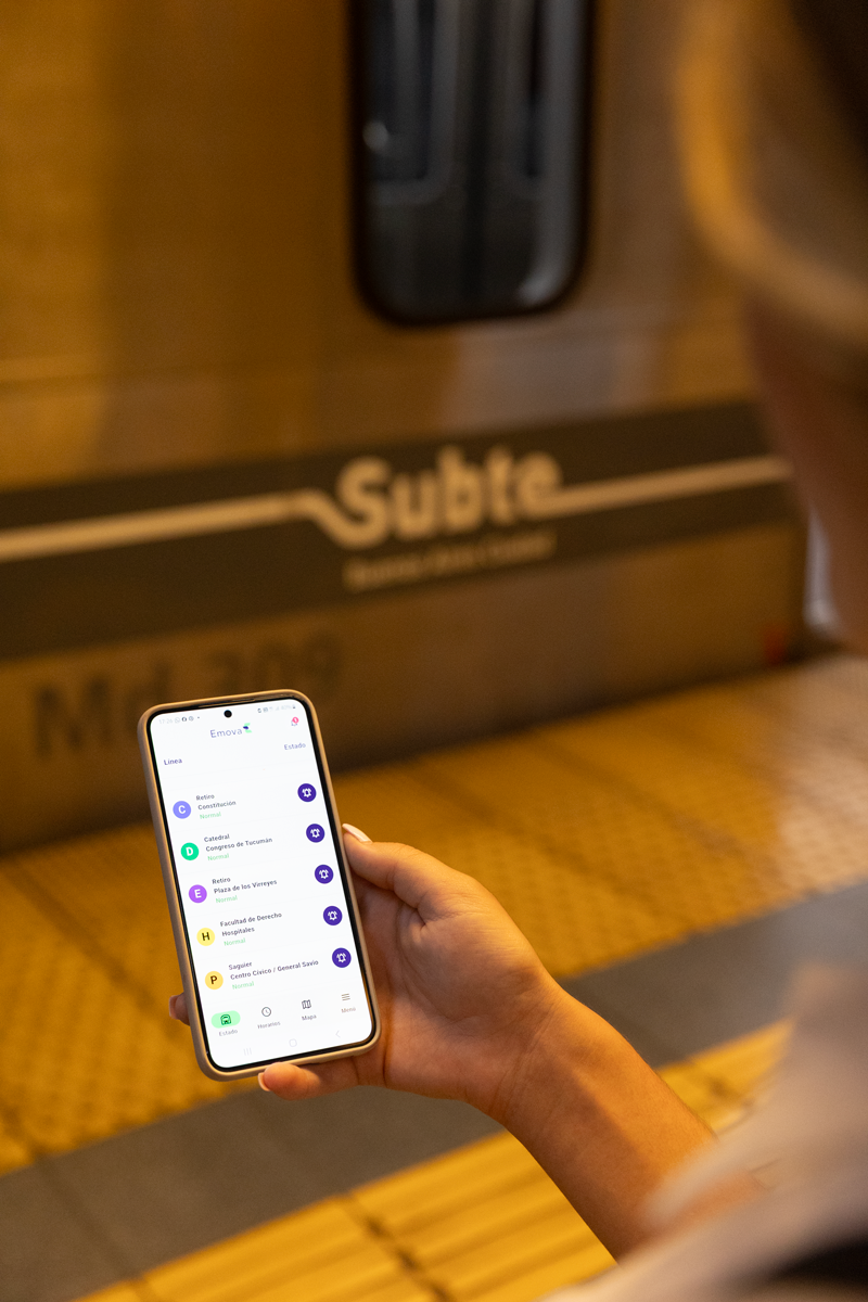USUARIOA-UTILIZANDO-APP-EMOVA usuaria utilizando la aplicacion de Emova en el Subte