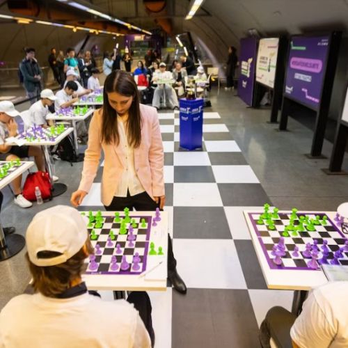 Nota de Infobae sobre el torneo de ajedrez en el Subte